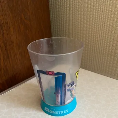 Gobelet en plastique transparent avec figurine intégrée de Sulli, issu de l'univers Monsters & Cie.